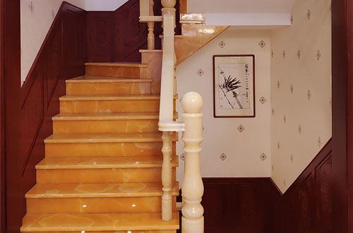 永城中式别墅室内汉白玉石楼梯的定制安装装饰效果